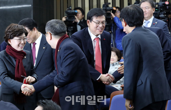[포토]'인사 나누는 정우택 원내대표'