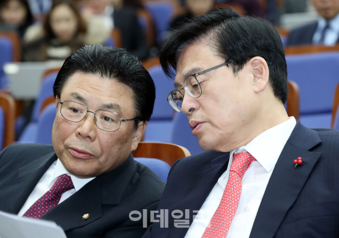 [포토]이야기 나누는 정우택-박맹우