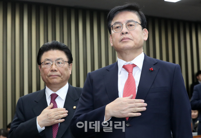 [포토]국민의례하는 정우택-박맹우