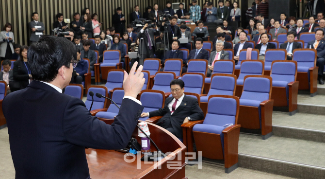 [포토]발언하는 정우택 원내대표!