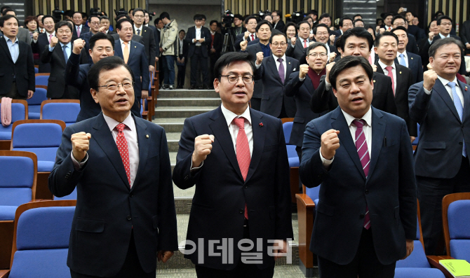 [포토]의총서 구호 외치는 새누리당 의원들