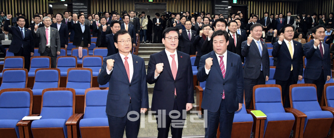 [포토]'의총서 구호 외치는 새누리당 의원들'