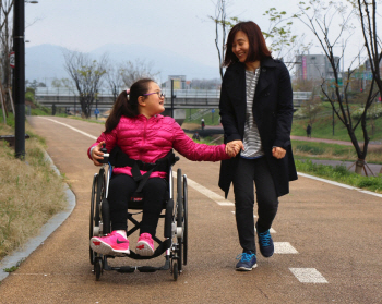 "장애인 쇼핑몰, 아픈 딸 보듬는 엄마의 마음 담았죠"