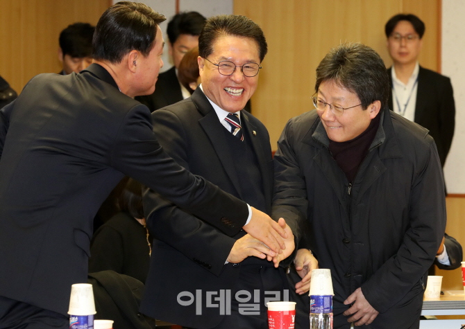 [포토]인사 나누는 유승민 개혁신당 의원