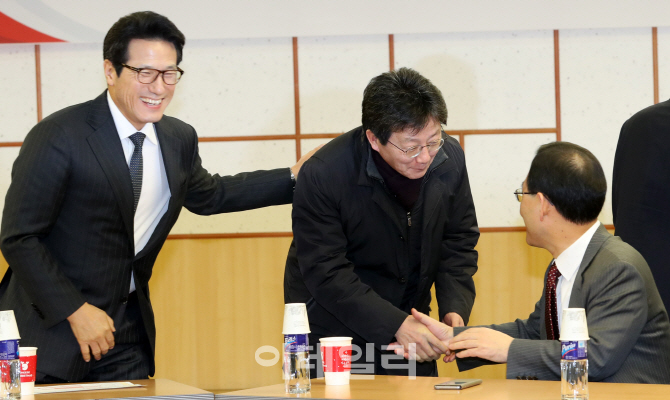 [포토]인사 나누는 유승민 개혁신당 의원!