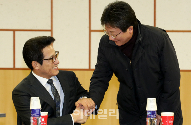 [포토]인사 나누는 유승민-벙병국