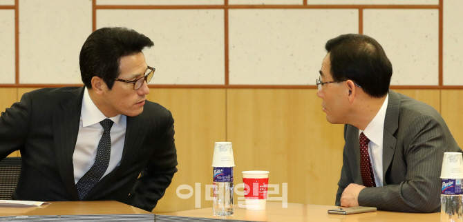 [포토]이야기 나누는 정병국-주호영