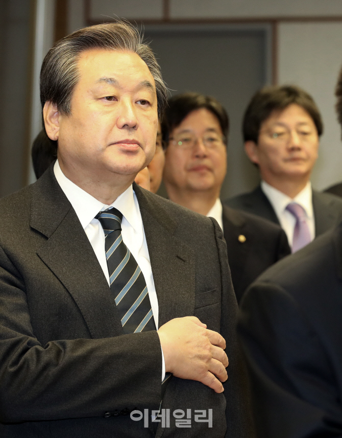[포토]국민의례하는 김무성