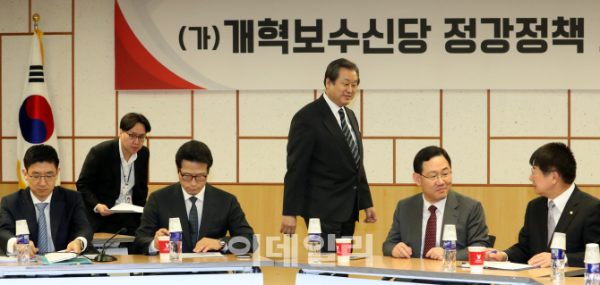 [포토]정강정책 토론회 참석하는 김무성