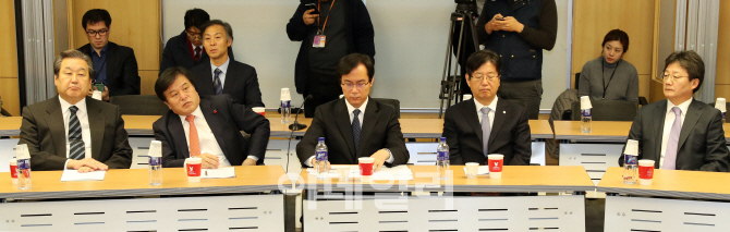 [포토]정강정책 토론회 참석하는 김무성-유승민