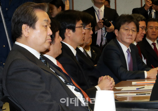 [포토]'정강정책 토론회 참석하는 김무성-유승민'