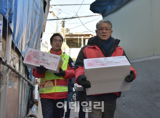 최신원 SK네트웍스 회장, 5년째 쪽방촌 방문 봉사