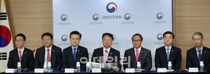 [포토]유일호 부총리 "공공부문 6만명 이상 신규채용한다"