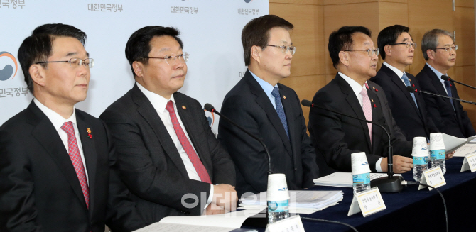 [포토]2017 경제정책 방향 관계부처 합동브리핑!