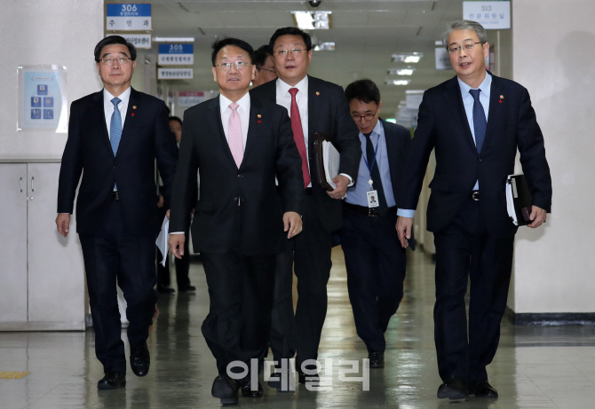 [포토]합동브리핑실 이동하는 경제부처 장관들