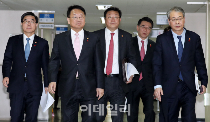 [포토]'합동브리핑실 이동하는 경제부처 장관들'