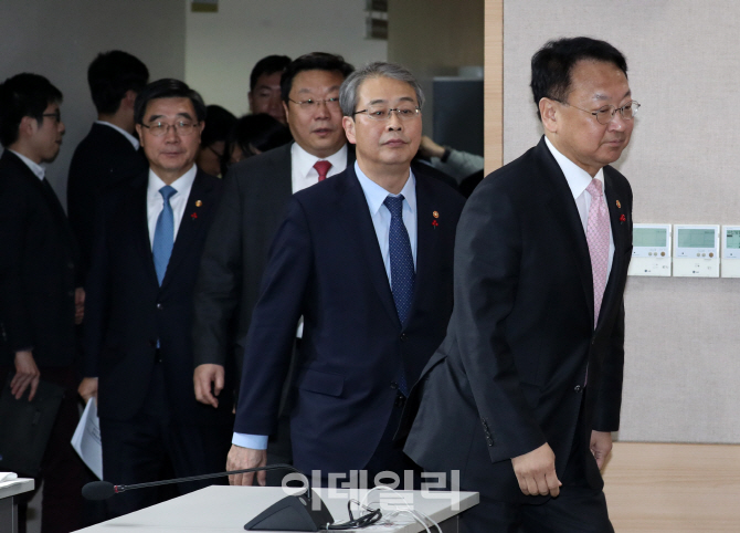 [포토]'합동브리핑실 이동하는 경제부처 장관들!'
