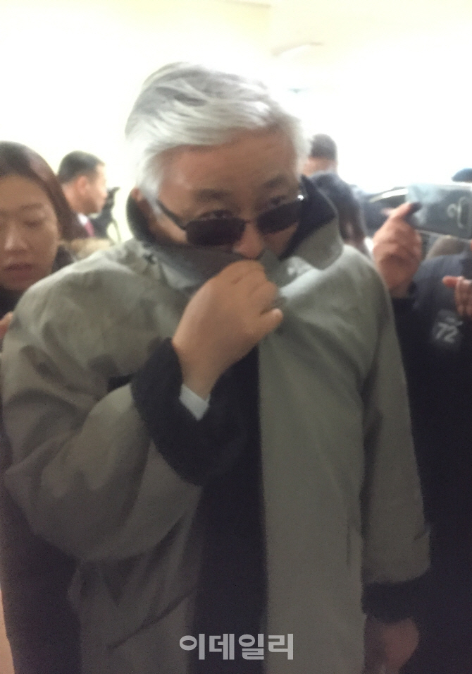 [포토]특검에 소환된 최순실 이복오빠