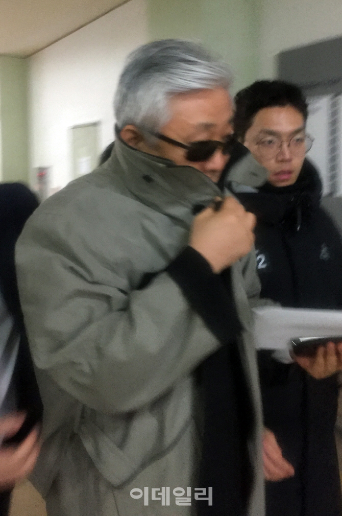 [포토]특검, 들어서는 소환된 최순실 이복오빠