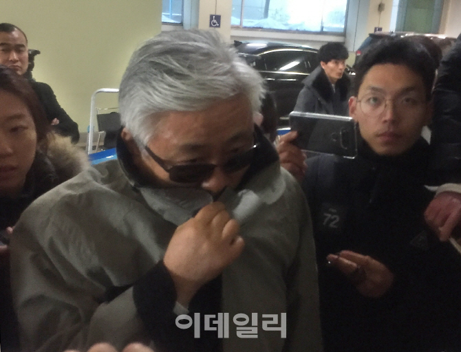 [포토]특검, 들어서는 소환된 최순실 이복오빠 최재석씨