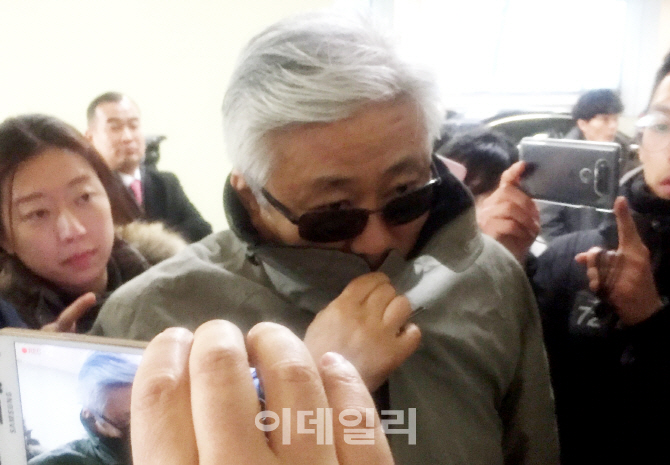 [포토]선글라스와 옷깃으로  얼굴가린 최순실 이복오빠 최재석씨