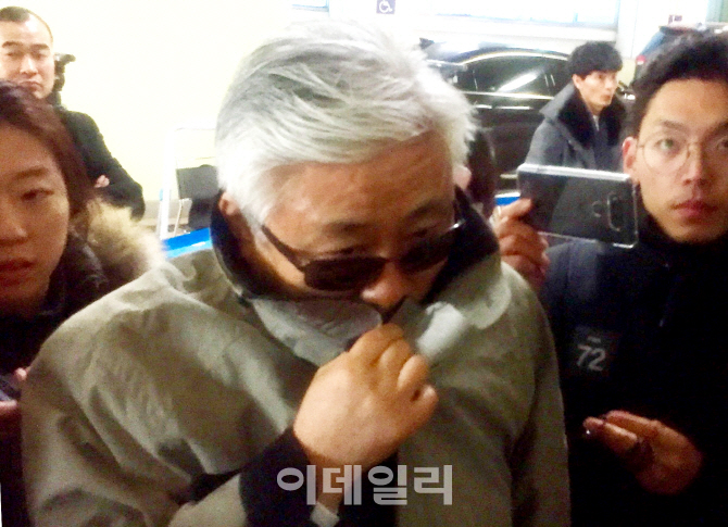 [포토]얼굴가리고 특검 소환되는 최순실 이복오빠 최재석씨
