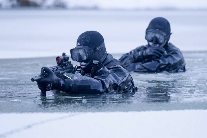 `가슴까지 차오른 얼음물 헤치고`..특전사 설한지 극복훈련 #믿고보는 검은 베레                                                                                                                             
