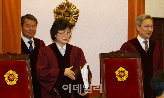 [포토]헌법재판소 3차 준비기일 참석하는 이진성-이정미-강일원 헌법재판관