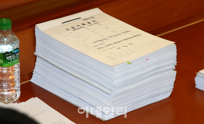 [포토]박 대통령 탄핵심판 소추위원들의 자료