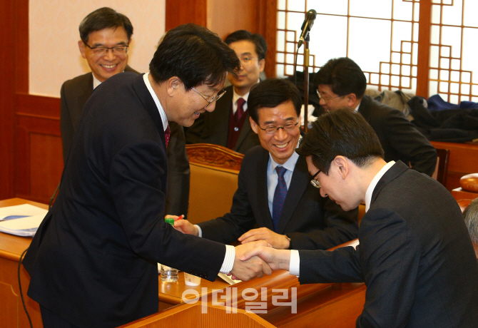 [포토]3차 준기기일에 앞서 인사나누는 권선동 탄핵소추위원장-박 대통령 변호인단