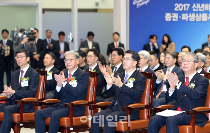 [포토]'박수치는 임종룡 금융위원회 위원장'