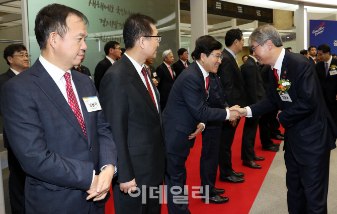 [포토]인사 나누는 임종룡 위원장과 김형철 사장