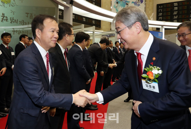 [포토]인사 나누는 임종룡 위원장과 남궁덕 국장