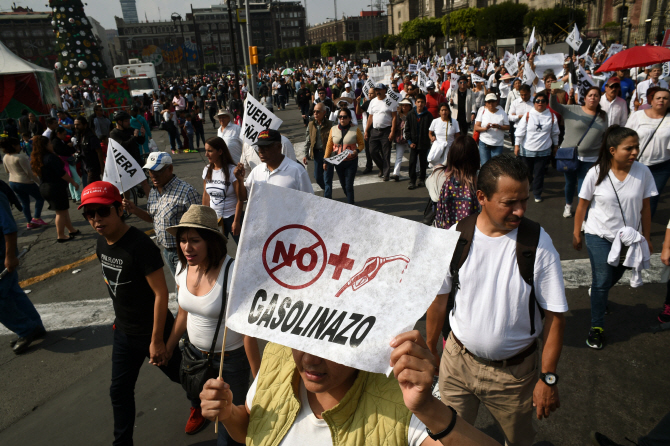 멕시코 연초 휘발유 20% 인상에 시민들 ‘분노’