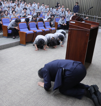 "사람대접 받는 기분"…국회 환경미화원, 사무처 직원으로 첫 출근