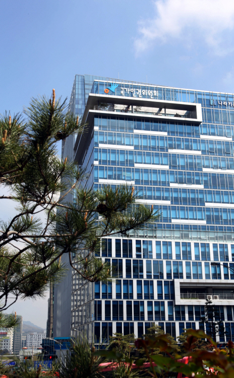 인권위 "경찰 직사살수·최루액 혼합 법으로 금지해야"