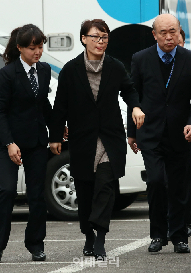 [포토]증인 출석 윤전추 전 청와대 행정관, '긴장되네'
