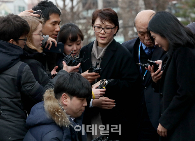 [포토]헌재 들어가는 윤전추 전 청와대 행정관