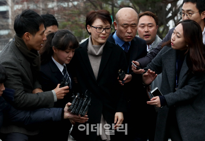 [포토]윤전추 전 청와대 행정관, '증인 출석'