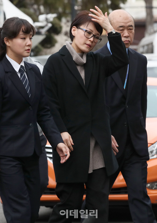 [포토]윤전추 전 청와대 행정관 증인 출석, '성실히 답변하겠다'