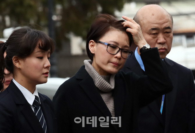 윤전추 “세월호 참사 당일 미용사 청와대 데리고 들어갔다가 나와”