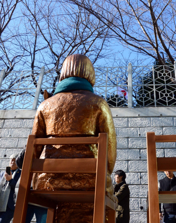사드에 매맞고 소녀상에 치이고…연초부터 코너 몰린 한국