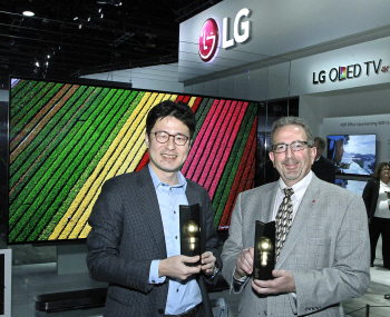 LG 올레드 TV, CES 2017서 '최고상'