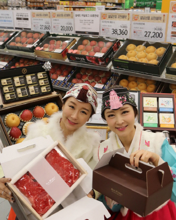 “실속형이 대세”…설 대목잡기 나선 유통업계