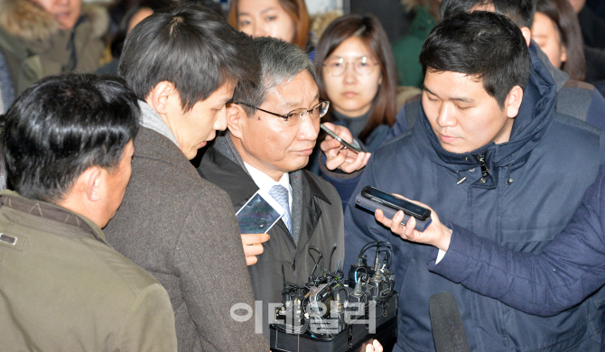 [포토]취재진 질문 받는 장충기 삼성 사장