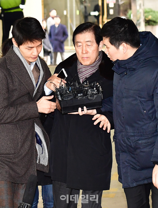 ‘최순실 지원’ 최지성·장충기 출석…이재용 지시 묻자 ‘묵묵부답’(종합)