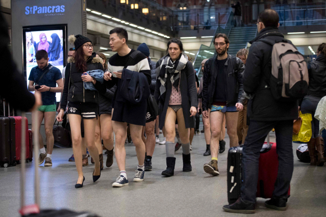  `바지 안 입었어도 자연스럽게 걷자`                                                                                                                                                               