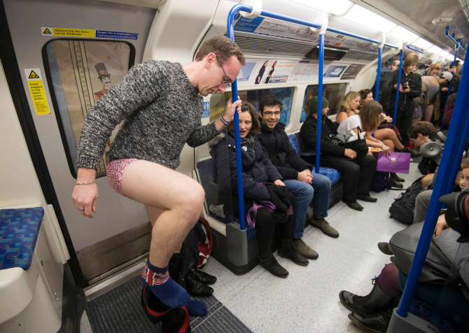  지하철 안에서 바지를 `훌러덩`                                                                                                                                                                    