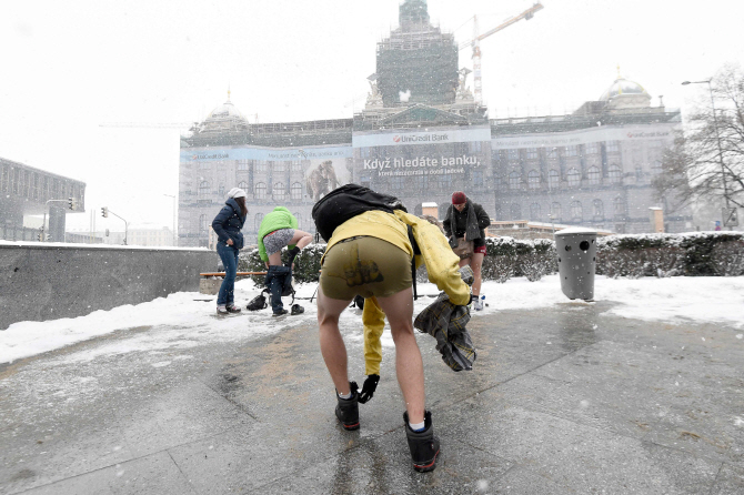  프라하 눈밭 위 바지 벗기?                                                                                                                                                                        