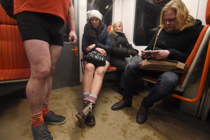  지하철 안에서 각선미 자랑                                                                                                                                                                        